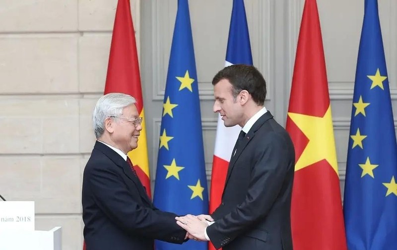 General Secretary of the Communist Party of Vietnam Central Committee Nguyen Phu Trong (L) and French President Emmanuel Macron in the former's official visit to France in 2018. (Photo: VNA).