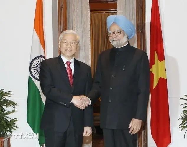 Party General Secretary Nguyen Phu Trong (L) and Indian Prime Minister Manmohan Singh in New Delhi on November 20, 2013. (Photo: VNA)