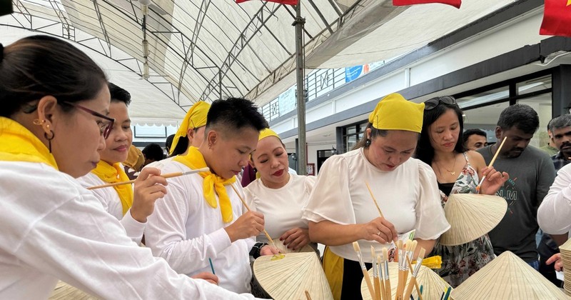 The Vietnamese booth attracts many visitors. (Photo: VNA)