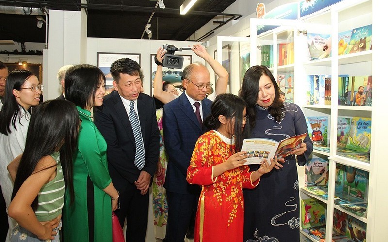 At opening ceremony of the Vietnamese Bookcase to serve the Vietnamese community in France. (Photo MINISTRY OF FOREIGN AFFAIRS)