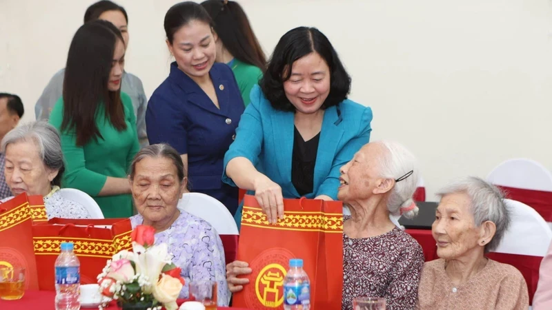 Secretary of the Hanoi Party Committee Bui Thi Minh Hoai gives gifts to people with meritorious services at Hanoi Nursing Center No. 2 for People with Merit.