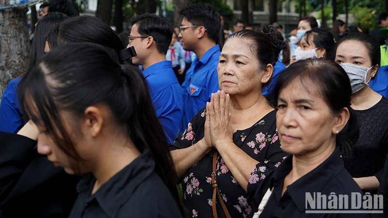 Long lines of people waiting to pay their respects to General Secretary Nguyen Phu Trong in the Reunification Palace in Ho Chi Minh City