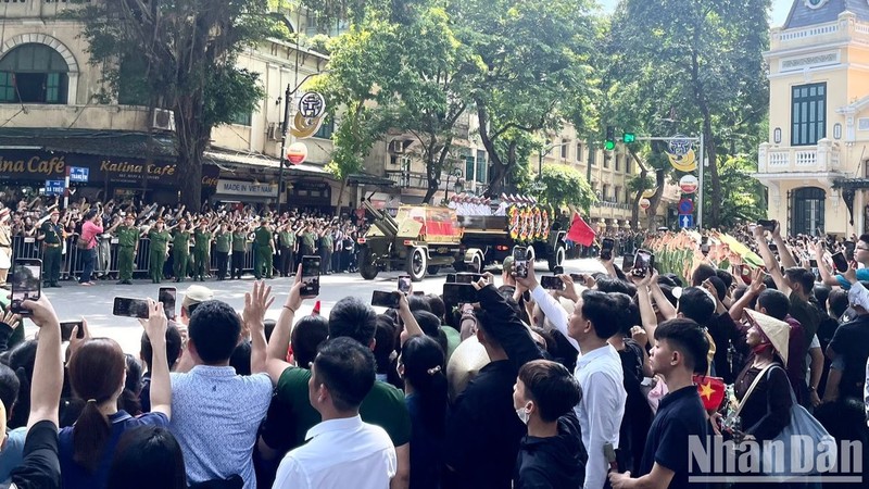 The funeral procession carrying the coffin of General Secretary Nguyen Phu Trong passed through Hang Khay Street in Hanoi. (Photo: DINH TUAN)