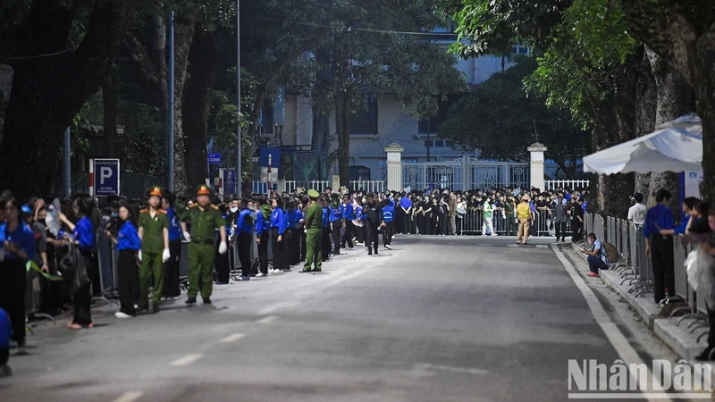 Thousands of young volunteers regardless of day or night serve at the State Funeral of General Secretary Nguyen Phu Trong. 