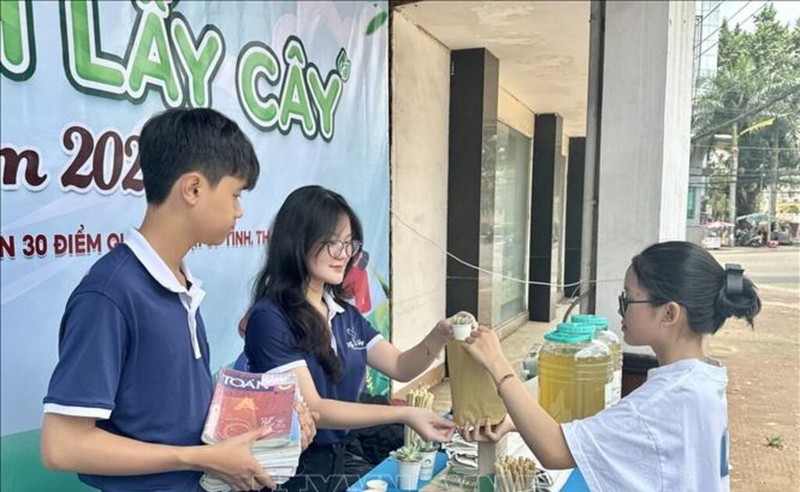 The “Books for trees” programme 2024 draws a large number of youngsters (Photo: VNA)