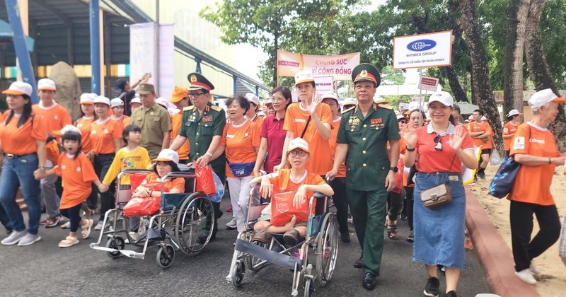 Over 5,000 join charity walk to support Agent Orange/dioxin victims (Photo: VNA)