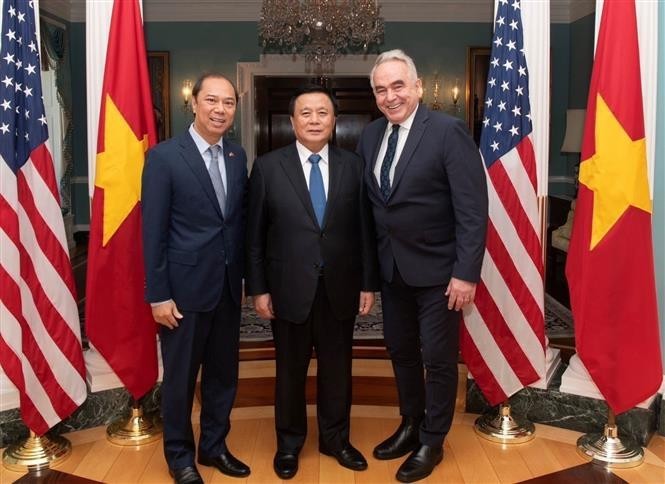 Politburo member, Director of the Ho Chi Minh National Academy of Politics and Chairman of the Central Theory Council Nguyen Xuan Thang Thang (centre) and Vietnamese Ambassador to the US Nguyen Quoc Dung (left) at a meeting with Deputy Secretary of State Kurt Campbell (Photo: VNA)