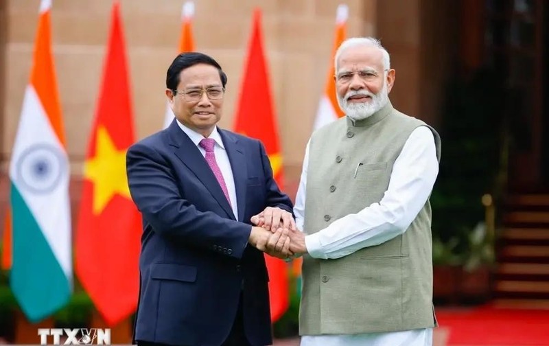 Indian Prime Minister Narendra Modi (R) meets Prime Minister Pham Minh Chinh (Photo: VNA)