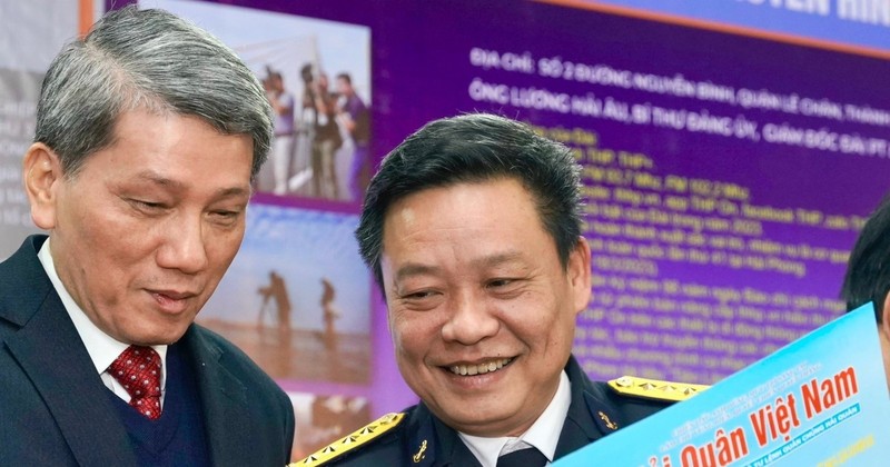 Colonel Nguyen Van Toan, Editor-in-Chief of the Hai Quan Viet Nam (Vietnam Navy) newspaper (R) is confident in the nation's comprehensive development. (Photo: VNA)