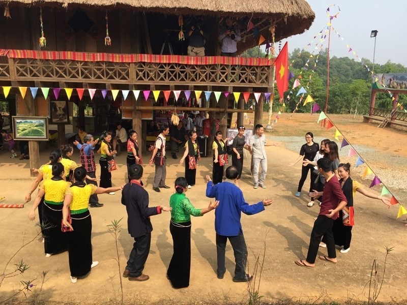 Activities held at the Vietnamese Ethnic Culture and Tourism Village have increased exchanges among residing ethnic groups, contributing to attracting more tourists to the village (Photo: dangcongsan.vn)