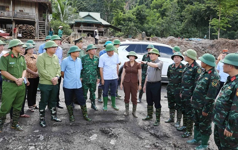 Deputy Prime Minister Tran Luu Quang inspects the efforts to overcome storm, flood consequences in Muong Pon Commune, Dien Bien District, Dien Bien Province.