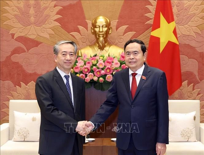 National Assembly Chairman Tran Thanh Man (R) receives Chinese Ambassador Xiong Bo in Hanoi on August 5. (Photo: VNA)