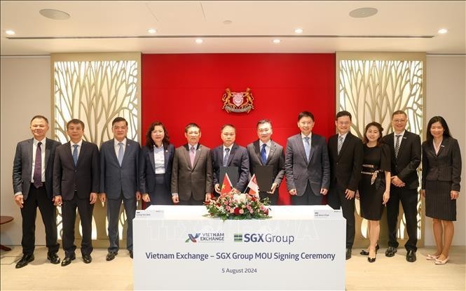 Representatives of the Vietnamese and Singaporean Ministries of Finance at the signing ceremony of the MoU between VNX and SGX. (Photo: VNA)