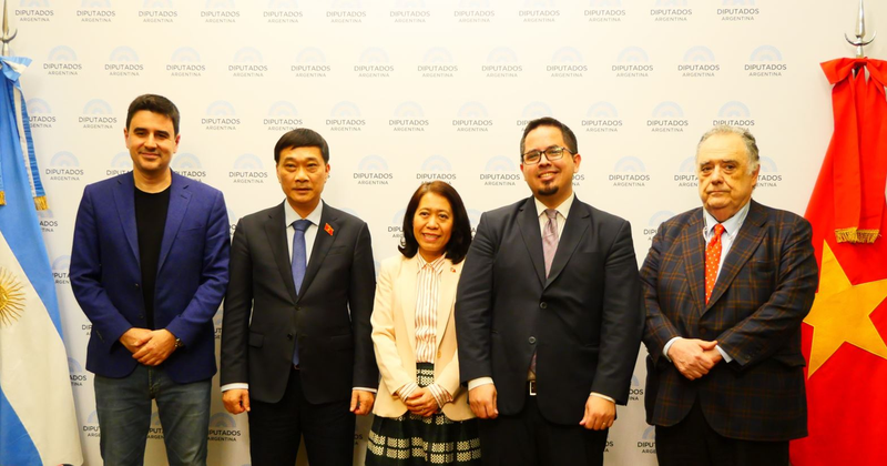 Vu Hong Thanh (2nd from left), member of the Vietnamese National Assembly's Standing Committee and Chairman of its Economic Committee, in a group photo with the freshly launched Argentina-Vietnam Friendship Parliamentarians’ Group. (Photo: VNA)