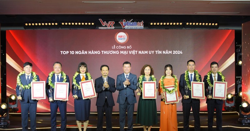 Top 10 prestigious companies in the banking, insurance, technology, and high-tech agriculture sectors in 2024 receive awards (Photo: vietnamnet.vn)