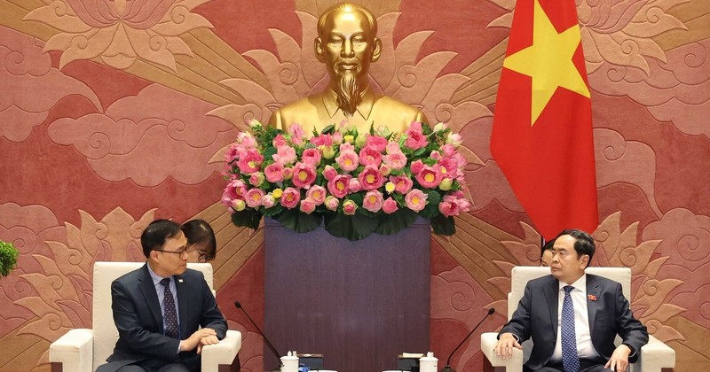 National Assembly (NA) Chairman Tran Thanh Man (right) on August 5 receives Ambassador of the Republic of Korea (RoK) to Vietnam Choi Young-sam. (Photo: VNA)