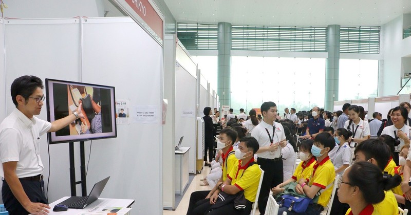 Niigata businesses give consultations to Vinh Long workers and students. (Photo: VNA)