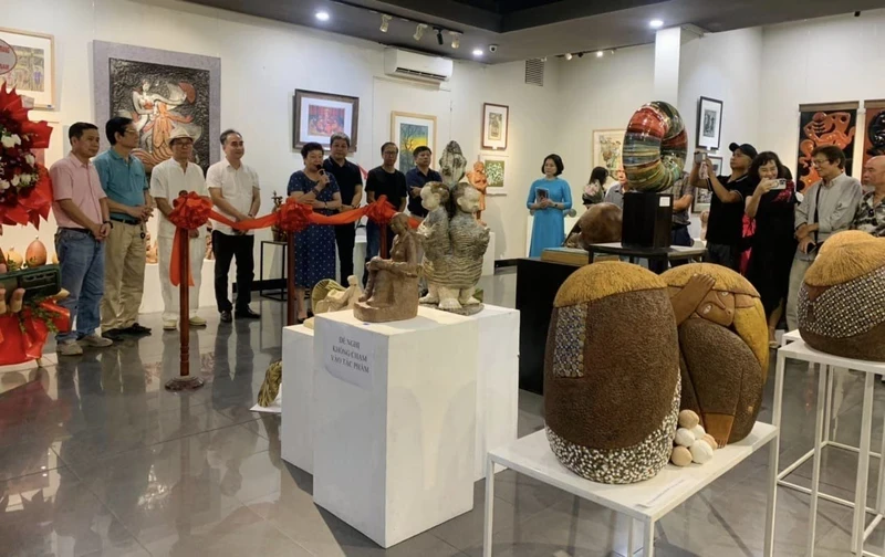 The exhibition attracts a large number of artists. 