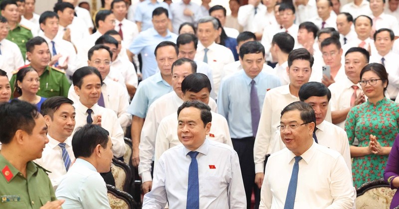 NA Chairman Tran Thanh Man (front, second from right) and delegates to the conference announcing the NA Standing Committee’s Resolution 1104/NQ-UBTVQH15 in Nam Dinh province on August 10. (Photo: VNA)