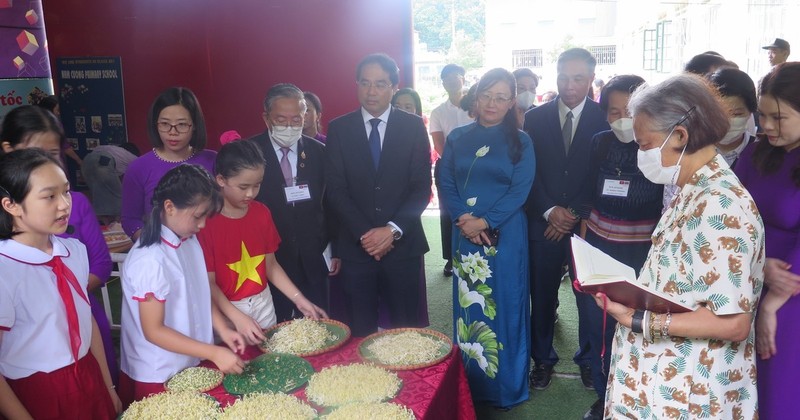 Thai Princess Maha Chakri Sirindhorn and a Thai royal delegation visit Nam Cuong Primary School in Lao Cai city of the province of the same name on August 14 (Photo: VNA)