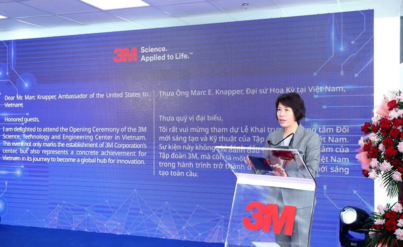 Deputy Minister of Planning and Investment Nguyen Thi Bich Ngoc speaks at the opening ceremony of the 3M Corporation's science, technology, engineering centre in Hanoi. (Photo: The Courtesy of the Ministry)