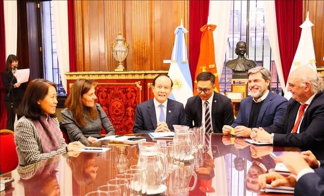 Deputy Secretary of the municipal Party Committee and Chairman of the municipal People's Council Nguyen Ngoc Tuan (4th from right) at his meeting with the council and administration of Buenos Aires on August 12. (Photo: VNA)