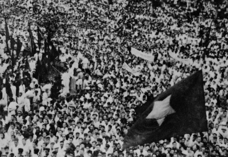 On August 19, 1945, tens of thousands of people in the capital flocked to the Hanoi Opera House square to celebrate the victory of the August Revolution. (Photo: VNA)