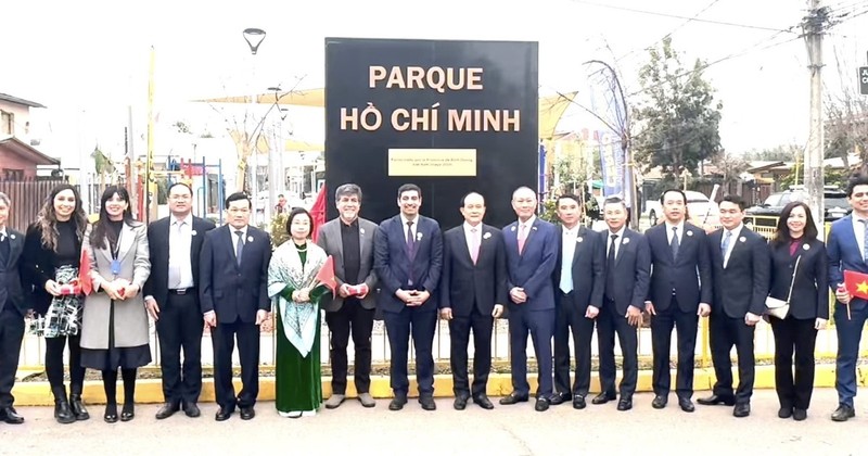 The Hanoi delegation visit Ho Chi Minh Monument in Santiago during their working trip to Chile. (Photo: VNA)