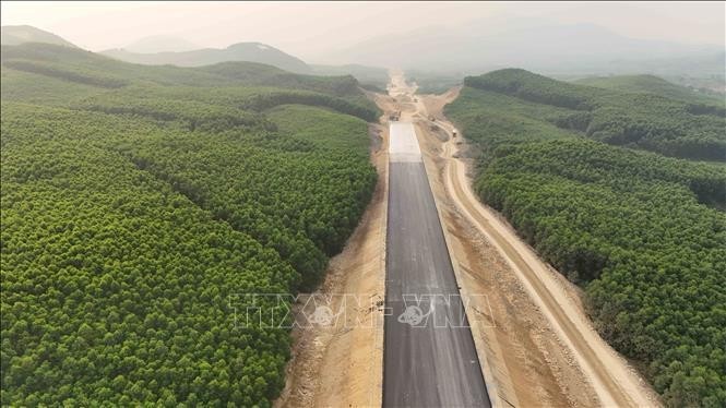 A section of the North-South expressway crossing Ha Tinh province. (Photo: VNA)