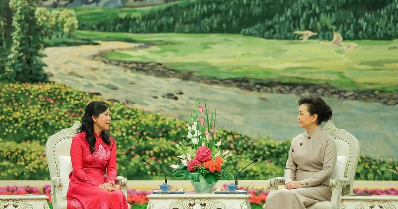 Professor Peng Liyuan, the wife of General Secretary of the Communist Party of China (CPC) Central Committee and President Xi Jinping (R) hosts tea party for the wife of General Secretary of the Communist Party of Vietnam (CPV) Central Committee and State President To Lam, Ngo Phuong Ly (Photo: baoquocte.vn)