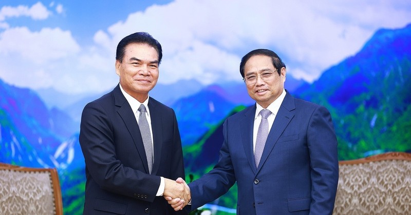 Prime Minister Pham Minh Chinh (R) and visiting Lao Minister of Planning and Investment and Chairman of the Laos-Vietnam Cooperation Committee Phet Phomphiphak at their meeting in Hanoi on August 19. (Photo: VNA).