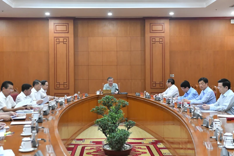 General Secretary and President To Lam chairs the meeting of the sub-committee on personnel affairs of the 14th National Party Congress.