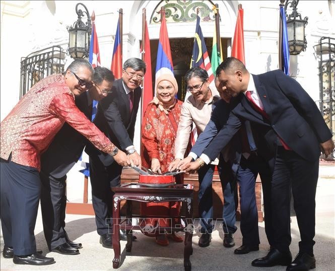 Ambassadors of ASEAN countries to Cuba together cut a cake to celebrate the 57th founding anniversary of the bloc. (Photo: VNA)