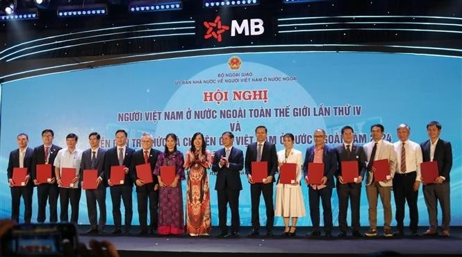 Minister of Foreign Affairs Bui Thanh Son (8th from right) and Deputy Minister of Foreign Affairs Le Thi Thu Hang (8th from left), Chairwoman of the State Committee for Overseas Vietnamese, witness the signing of 10 Memoranda of Understanding and cooperation agreements within the framework of the conference and the forum. (Photo: VNA)