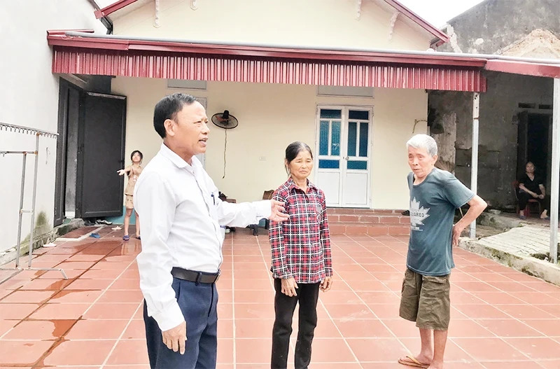 Nguyen Van Huynh (far right) in Cu Dinh Village, Viet Hung Commune, Van Lam District, Hung Yen Province received support to build a great solidarity house.