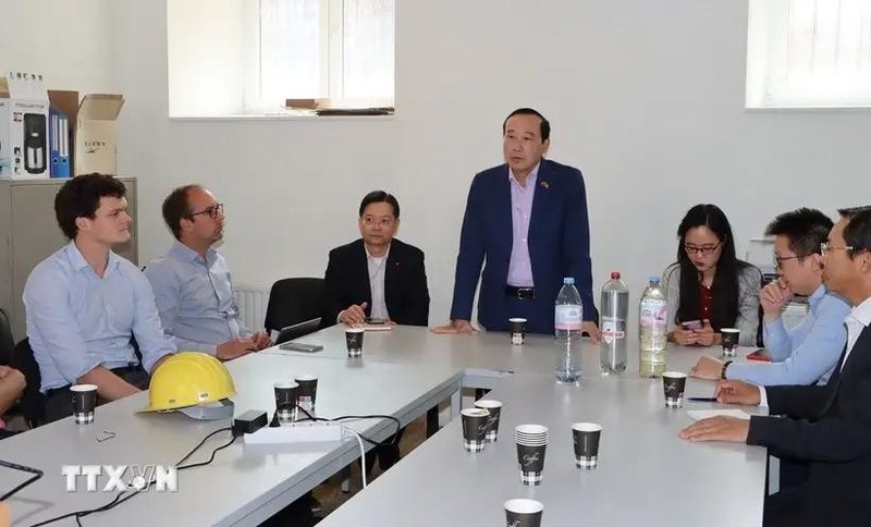 Vietnamese Ambassador to Belgium Nguyen Van Thao speaks at the working session (Photo: VNA)