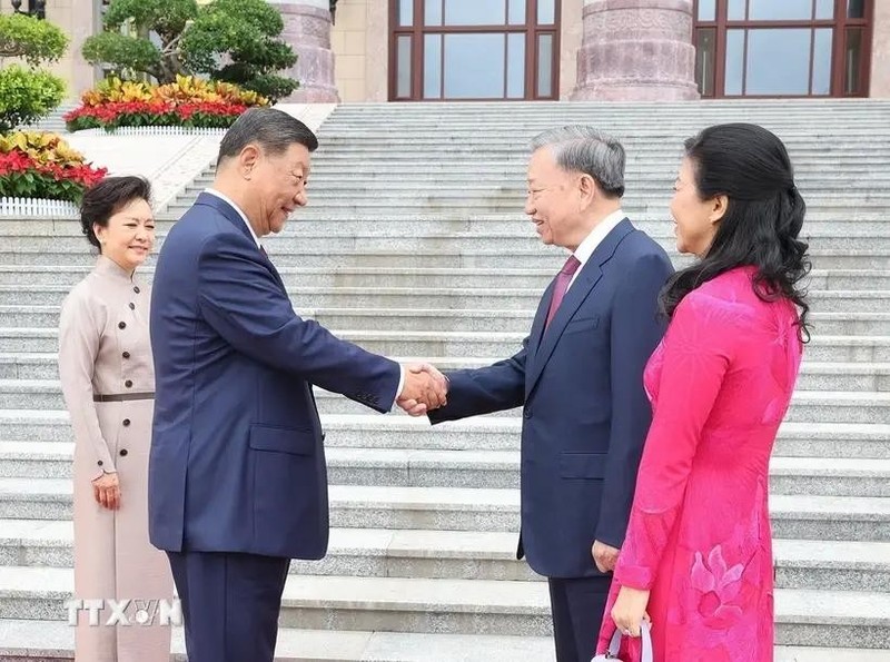 Chinese Party General Secretary and President Xi Jinping (L) welcomes Vietnamese Party General Secretary and State President To Lam (Photo: VNA)