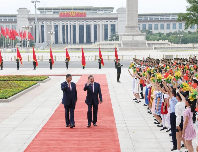 To Lam, General Secretary of the Communist Party of Vietnam Central Committee and State President, and Xi Jinping, General Secretary of the Communist Party of China Central Committee and President of China, at the welcome ceremony in Beijing, China. (Photo: VNA)