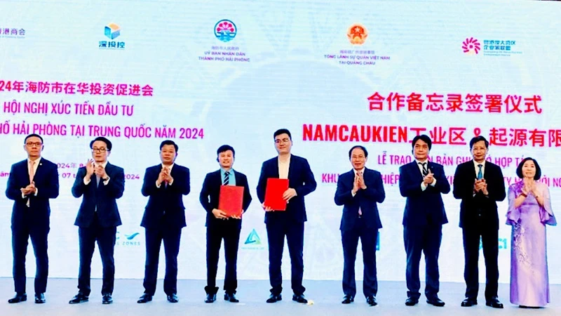 Memorandum of Understanding on investment cooperation between Chinese enterprises and Hai Phong City enterprises granted at the investment promotion conference in China. (Photo: haiphong.gov.vn)