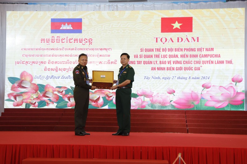 Colonel Pham Dinh Trieu, Political Commissar of the Tay Ninh Border Guard (right), presents a commemorative gift to Lieutenant General Tien Sophonrnvong, Deputy Chief of Staff and Director of the Cambodian order protection department. (Photo: VNA)