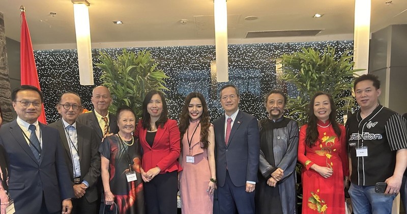 Deputy Foreign Minister and Chairwoman of the State Committee for Overseas Vietnamese Affairs (COVA) Le Thi Thu Hang (5th from left) , and OVs in Canada pose for a group photo. (Photo: VNA)