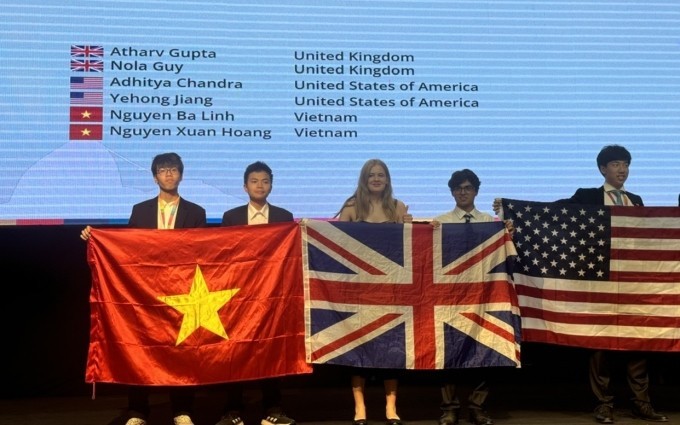 Nguyen Ba Linh and Nguyen Xuan Hoang of Vietnam win gold medals at the 17th International Olympiad on Astronomy and Astrophysics (Source: Hanoi Department of Education and Training)