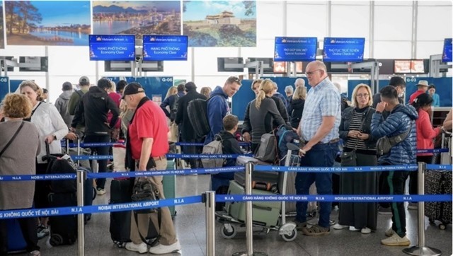 International tourists at Hanoi's Noi Bai International Airport (Photo: VNA)