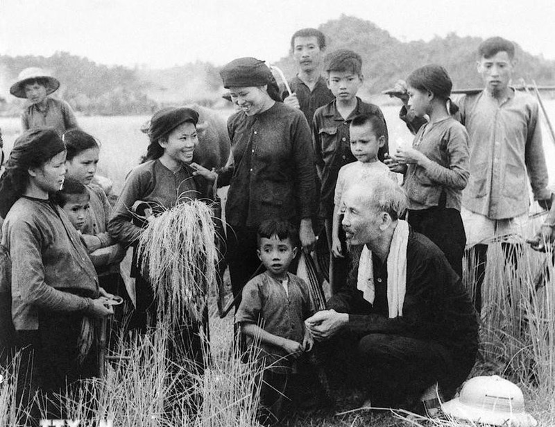 President Ho Chi Minh visits farmers of the Hung Son cooperative in Dai Tu district, Thai Nguyen province, in 1954. (Photo: VNA)