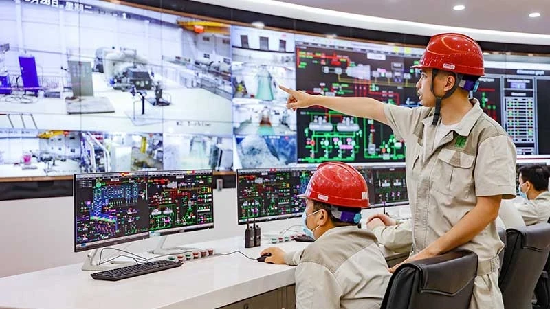 Workers at the Soc Son Waste-to-Energy Plant, in the Nam Son Waste Treatment Complex, Soc Son District, Hanoi, operate the waste treatment process to generate electricity. (Photo: TRUNG NGUYEN)