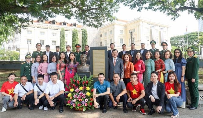 Officials from the embassy and other agencies of Vietnam in Singapore, along with representatives of the Vietnamese community at the statue of President Ho Chi Minh at the Asian Civilisations Museum (ACM). (Photo: VNA)