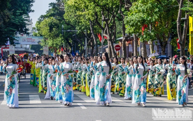 Ao Dai (Vietnamese traditional dress) performance in 2023 Hanoi Autumn Festival