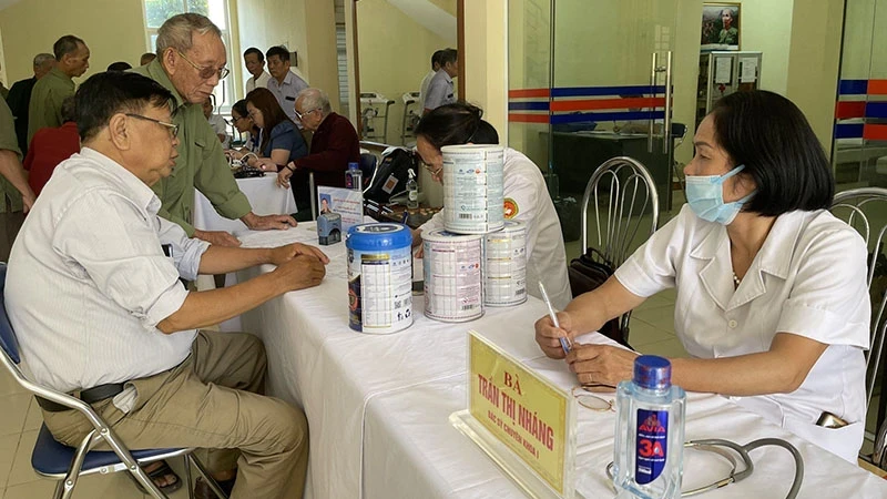 Health check-up for the elderly in Dien Bien Phu City, Dien Bien Province. (Photo: Chi Tam)