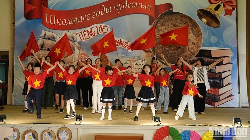 The "Hello Vietnam" dance performed by children of the community in Ulyanovsk. (Photo: XUAN HUNG)