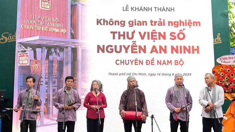 A folk performance at the inauguration ceremony of the Nguyen An Ninh Digital Library Experience Space – Southern Region.